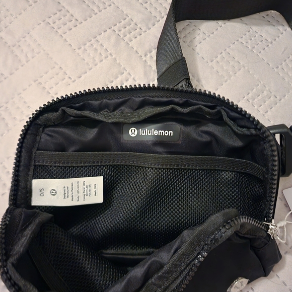 NWT Lululemon Everywhere Belt Bag in Black - Picture 2 of 7